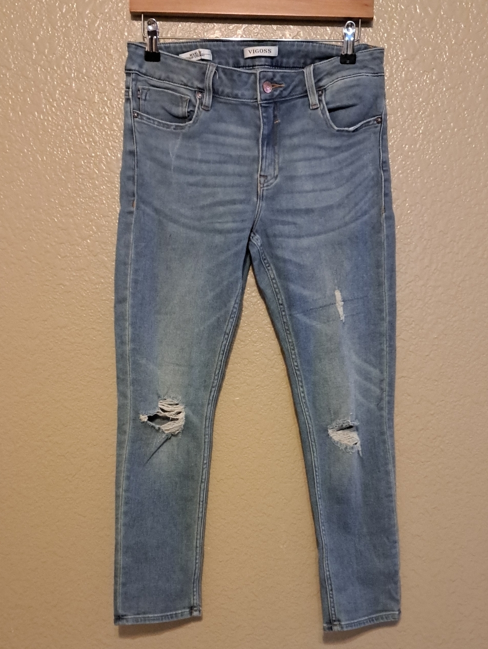 Vigoss Women's Marley Crop Straight Light Wash Distressed Skinny Jeans. Size 28.